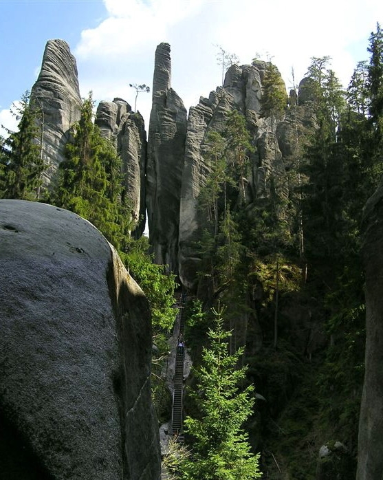 Adršpašské skaly - štrbina pod Komínom.jpg